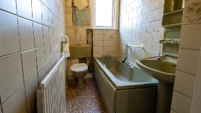 Noćna mora ispod poda kupatila: Čovek se zaledio k