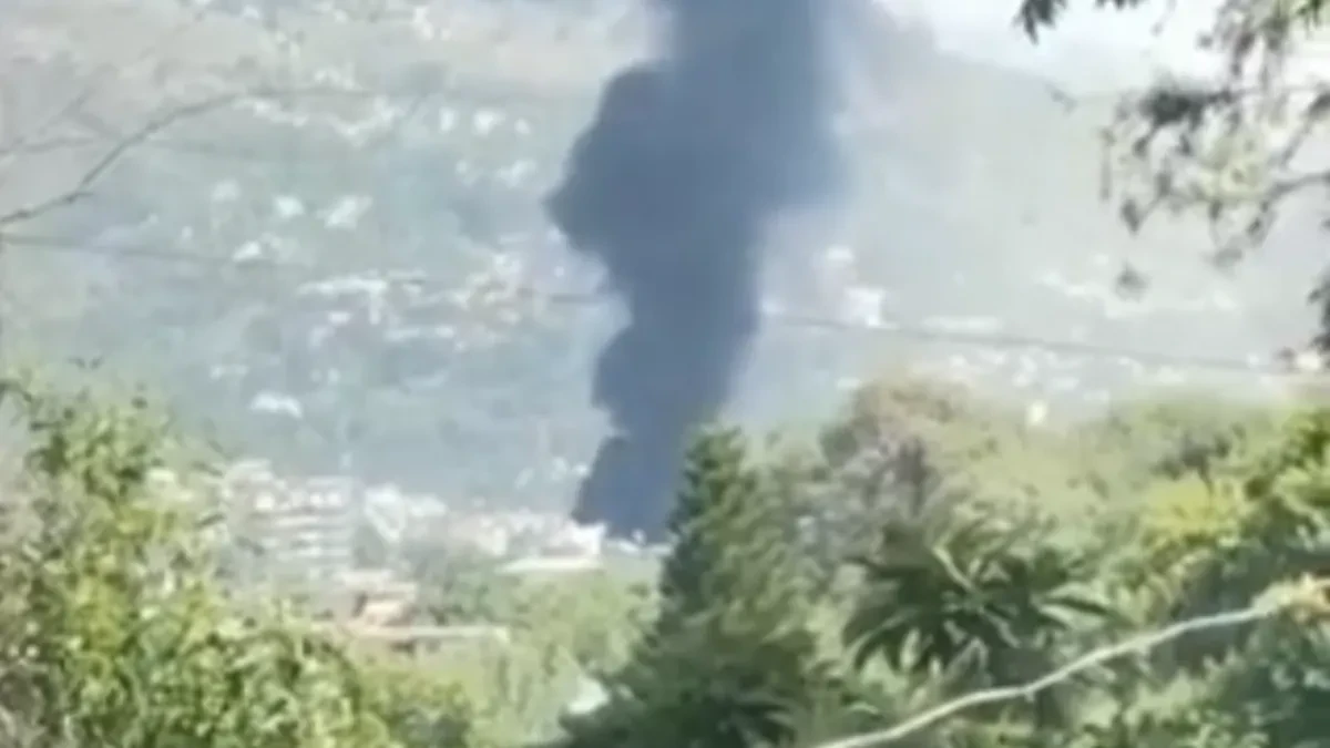 Pojavili se snimci sa mesta pada helikoptera! Širi se gusti crni dim, nema preživelih (VIDEO)