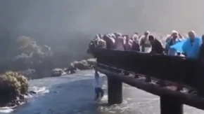 Turista rizikovao život da bi dohvatio mobilni sa 