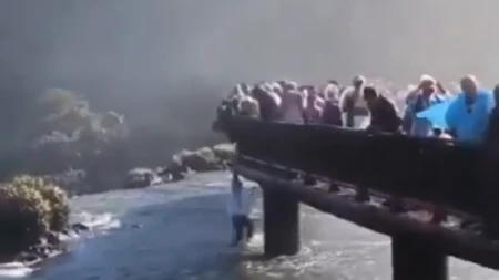 Turista rizikovao život da bi dohvatio mobilni sa ivice vodopada: Ljudi u neverici gledali šta radi - sekunde su ga delile od sigurne smrti