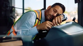 Vozač autobusa zaspao za volanom pa se zakucao u zid! Više p