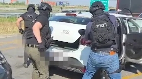 Dramatičan snimak sa auto-puta: Policajci prepreči