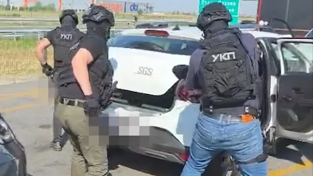 Dramatičan snimak sa auto-puta: Policajci preprečili put automobilu pa vozača bacili na asfalt, poznato zbog čega (VIDEO)