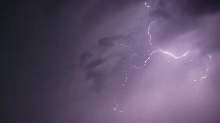 Snažno nevreme pogodilo Sloveniju: Padao grad veličine golf loptice, službe na terenu (VIDEO)
