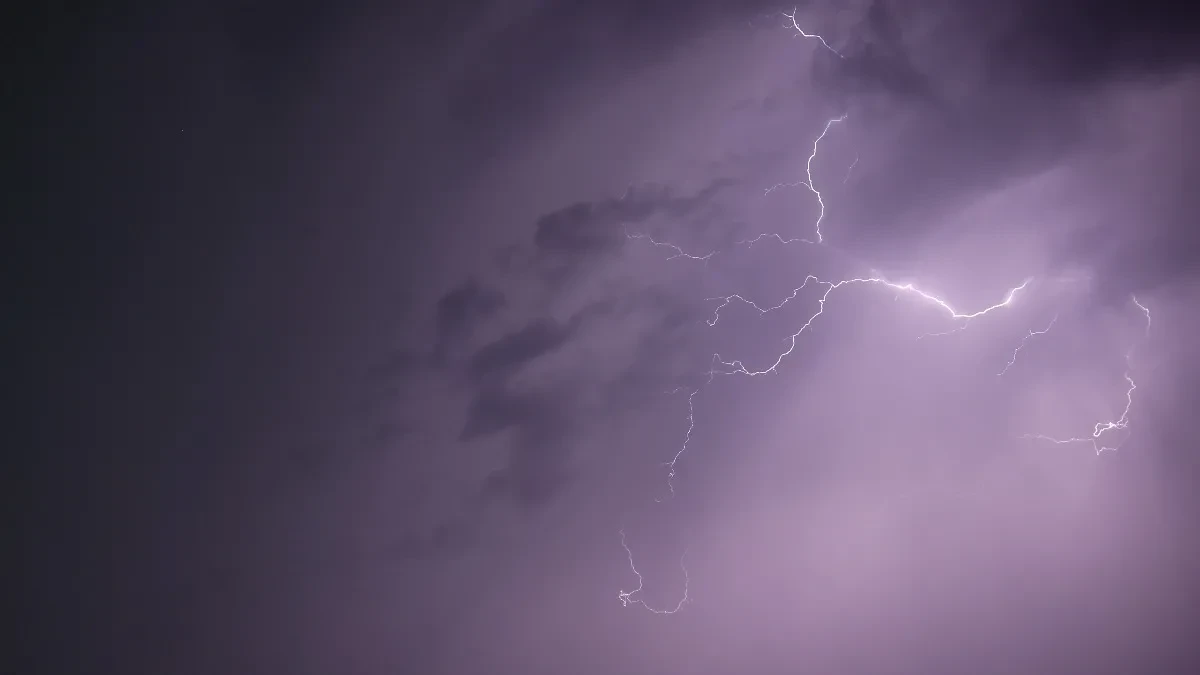 Snažno nevreme pogodilo Sloveniju: Padao grad veličine golf loptice, službe na terenu (VIDEO)