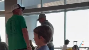 Dečak (4) zaboravio medu na aerodromu: Njihov ponovni susret je nešto najslađe što ćete videti danas!