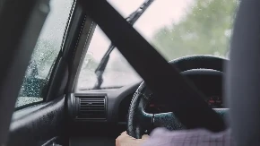Brzi saveti koji čuvaju vaš novčanik: Evo kako da zaštitite auto pred olujno nevreme