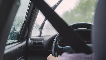 Brzi saveti koji čuvaju vaš novčanik: Evo kako da zaštitite auto pred olujno nevreme