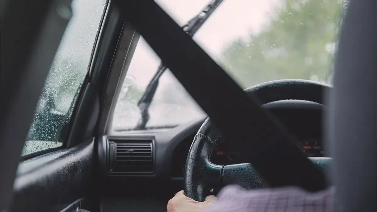 Brzi saveti koji čuvaju vaš novčanik: Evo kako da zaštitite auto pred olujno nevreme