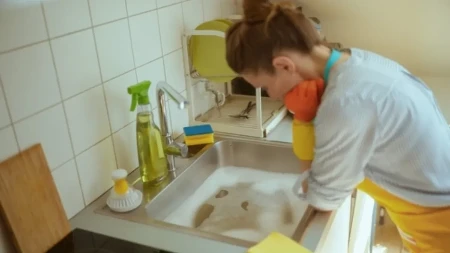Bolje i jeftinije od sode i sirćeta: Ova kuhinjska namirnica začas rešava zapušen odvod
