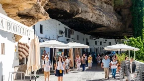 Kuće i kafići kriju se pod liticom teškom hiljade 