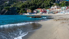 Turisti besni - na plaži zabranili suncobrane ljudima između