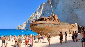 Raj pretvoren u zonu opasnosti! Čuvena plaža na Zakintosu zatvorena, turistima prete kazne