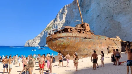 Raj pretvoren u zonu opasnosti! Čuvena plaža na Zakintosu zatvorena, turistima prete kazne