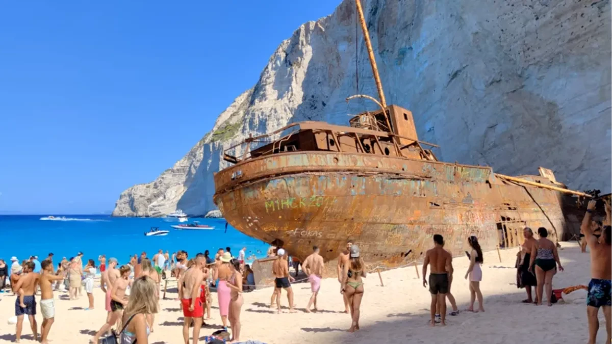 Raj pretvoren u zonu opasnosti! Čuvena plaža na Zakintosu zatvorena, turistima prete kazne