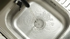 Brutalno dobro i jeftino: Sipajte ovo u odvod pre 
