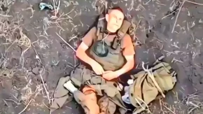 Ukrajinski dron baca bombu na ranjenog ruskog vojn