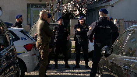 Nadrogiran seo za volan, pa drogirao devojku u kolima: Policija presrela narko-ekipu