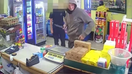 Pogledajte: Goloruki vatrogasac sprečio naoružanog lopova da opljačka radnju (VIDEO)