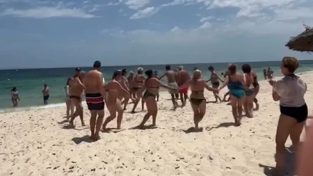 Ovako se predstavlja Srbija: Na jednoj od najlepših plaža sveta zaigrao „Moravac“, turisti sve snimali (FOTO)(VIDEO)