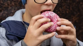 Dečak (9) stavio dve krofne u usta i ugušio se: Ne