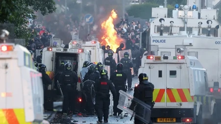 Ciglama i Molotovljevim koktelima na policiju: Strašne slike nemira u Severnoj Irskoj tokom nasilnih protesta