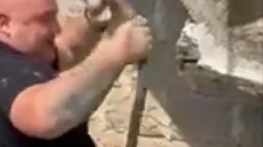 ''Pazi, iz'ede te!'' Zmija se otrgla Vladici, pa m