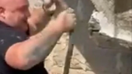 ''Pazi, iz'ede te!'' Zmija se otrgla Vladici, pa mu zabola čeljusti u ruku - snimak ledi krv u žilama