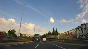 Šleper jurio u kontrasmeru, vozač ga ugledao u poslednjem momentu Policija ga ubrzo zaustavila, usledio HAOS!