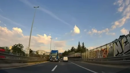 Šleper jurio u kontrasmeru, vozač ga ugledao u poslednjem momentu Policija ga ubrzo zaustavila, usledio HAOS!