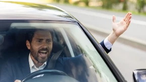 Mogu skupo da koštaju: Ove greške najčešće prave početnici za volanom