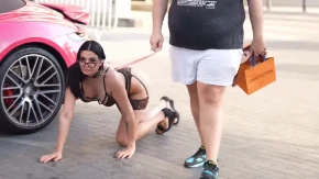Starleta u halterima šeta na lancu! Stravične scene zaprepastile građane (FOTO)