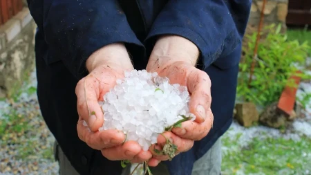 Zabelelo se usred juna, iznenada je udario i grad! Snažno nevreme pogodilo je ovo mesto na Balkanu! (VIDEO)