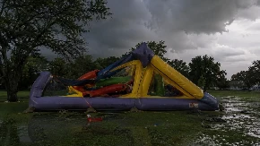 Oluja podigla dvorac na naduvavanje 12 metara u vazduh, devojčica (3) poginula: Očeve reči kidaju dušu