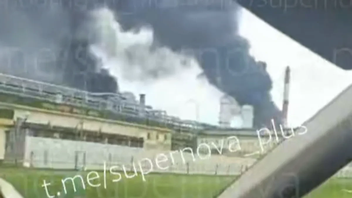 Gore fabrike, kulja dim na sve strane! Ukrajinci izveli udar na 1.200 km od granice! (VIDEO)