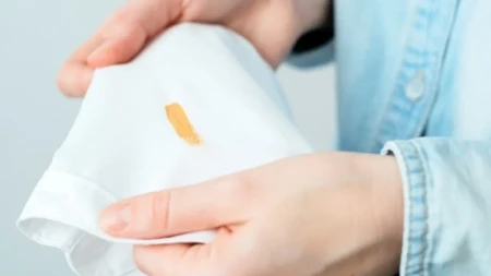 Šminka vam je uništila omiljenu košulju? Jedan proizvod iz kupatila briše fleku za nekoliko sekundi!
