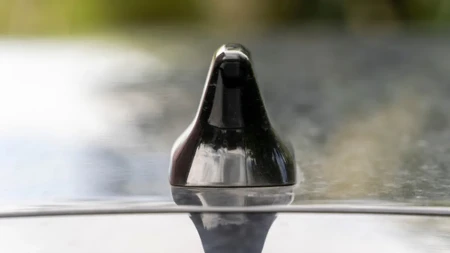 Vidite ga svakog dana, a ne znate šta je: Ovo “ajkulino peraje” na krovu automobila krije moćnu tehnologiju!