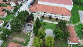 Seksualno zlostavljali vršnjaka i snimali telefonom, sve to posmatralo još šestoro dece