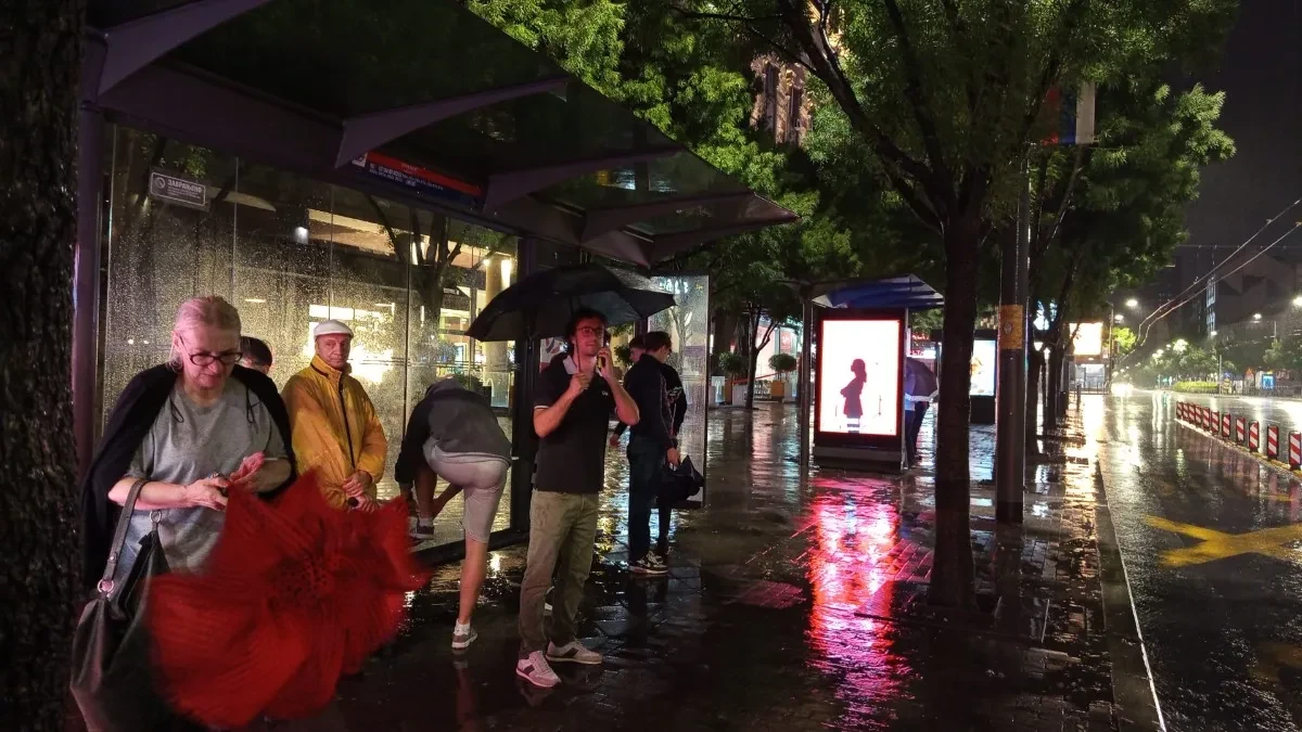 Nevreme stiglo u Beograd! Seva nad prestonicom, jak pljusak širom grada (VIDEO)