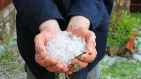 Naselja se zabelela kao usred zime: Grad pogodio Mačvu (FOTO)