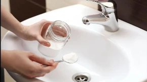 Smrdi vam iz kupatila čim krene kiša? Sipajte ovo u odvod i neprijatan miris nestaje za 30 minuta