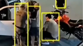 Dramatičan snimak! Beba od 8 dana na ivici smrti, policajac je spasava nasred ulice! (VIDEO)