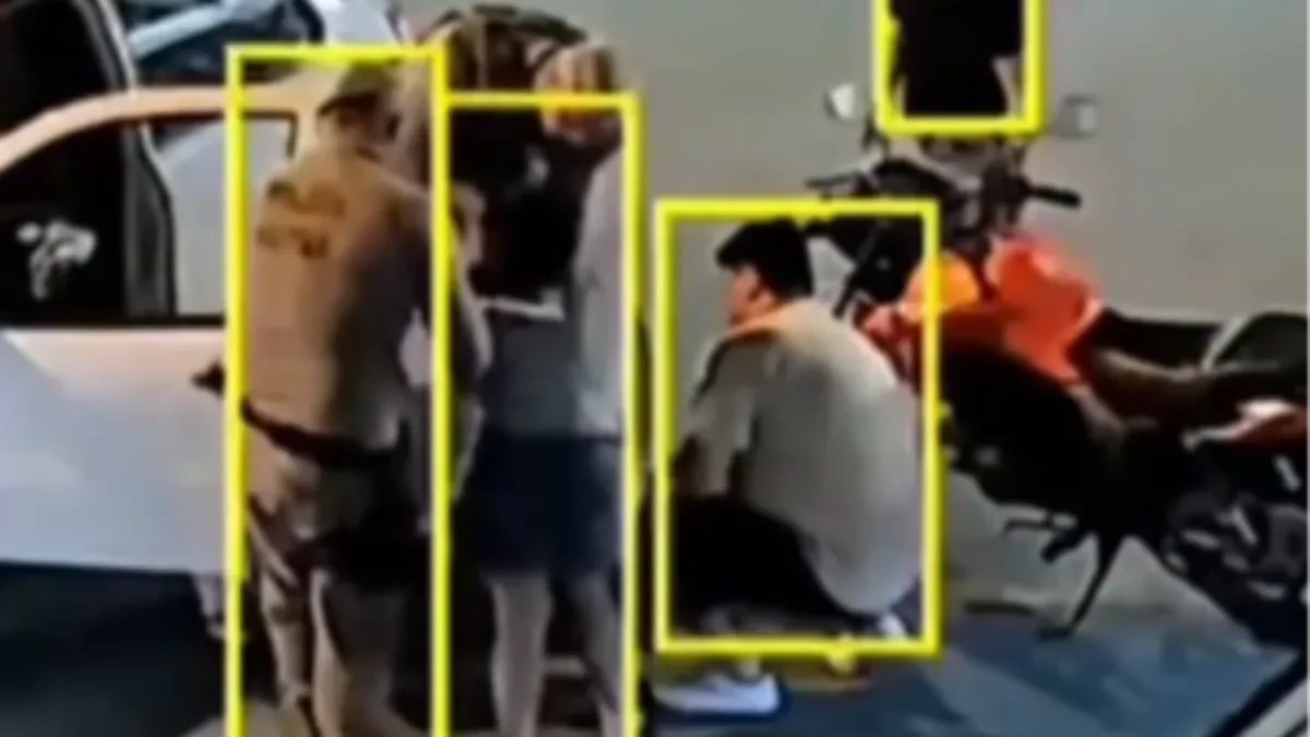 Dramatičan snimak! Beba od 8 dana na ivici smrti, policajac je spasava nasred ulice! (VIDEO)