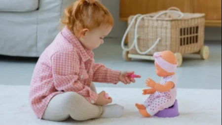 Kako prepoznati da je beba spremna za nošu: Znakovi koje svaki roditelj treba da zna