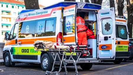 Samo je rekla da je ubola osa, a onda se srušila: Potresni detalji tragedije u Grčkoj, devojka na Eviji izgubila život, lekari upozoravaju ako primetite ovo nakon uboda, odmah zovite hitnu pomoć
