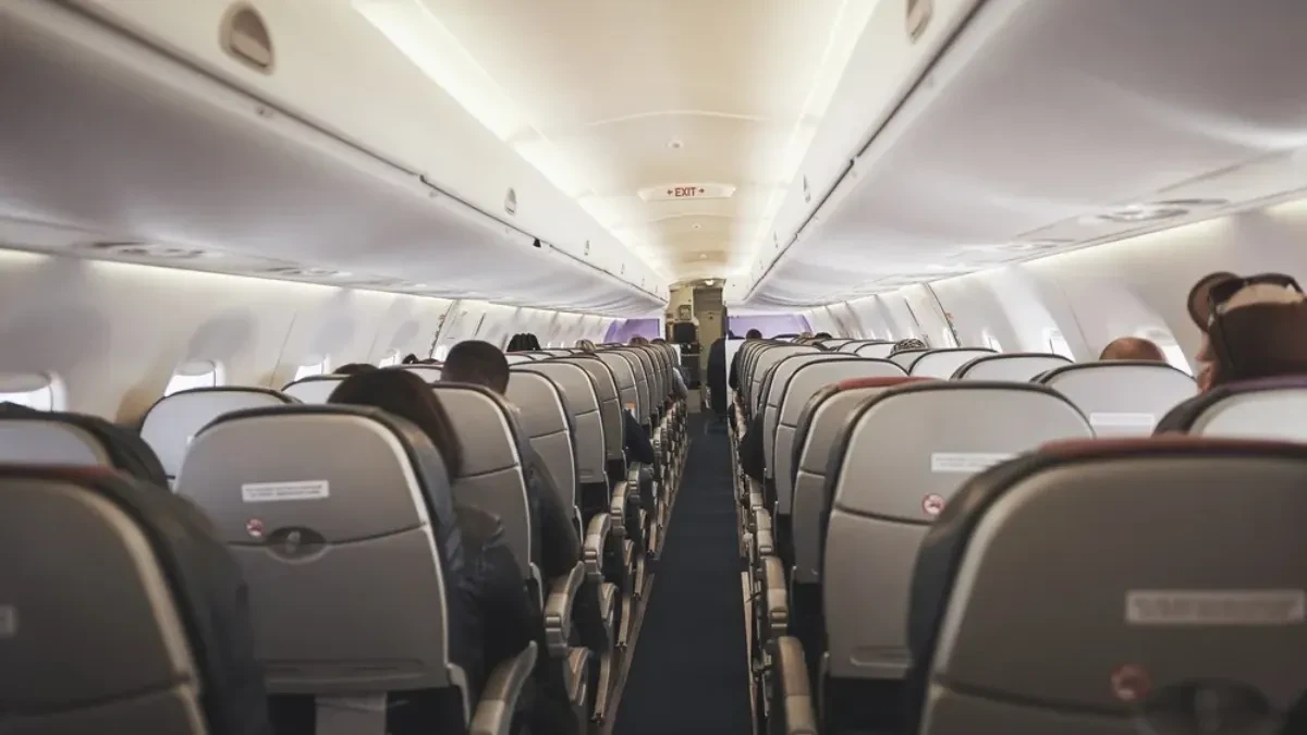 Pijani putnik napravio pakao u avionu: Urlao i udarao glavom u vrata toaleta, usledila makljaža!