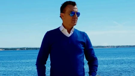 Komšije imaju svašta da kažu o pevaču, a jedna stvar im je posebno sumnjiva: "Viđam samo momka koji dolazi kod njega, ženu i decu nikad"