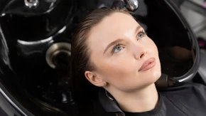 Frizura koja deluje kao fejslift! Vizuelno skida barem 10 godina sa lica - Parižanke je obožavaju