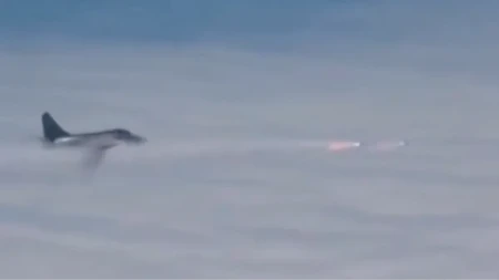 Kineska zver seje strah! J-16 ispalio smrtonosnu raketu KD-88, meta nema gde da pobegne (VIDEO)