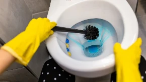 Ljudi masovno sipaju ulje u WC šolju pre odlaska na odmor: Trik koji pomaže, ali u jednom slučaju može da napravi problem